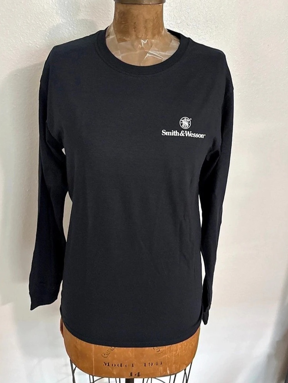 NWT Smith & Wesson Distressed Flag Long Sleeve T-Shirt Black & Red Small